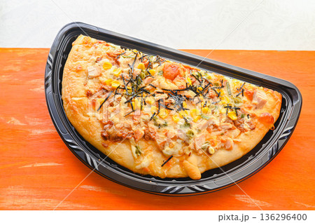 持ち帰りの照り焼きチキンピザ 持ち帰りの照り焼きチキンピザ 136296400