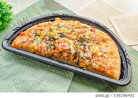 持ち帰りの照り焼きチキンピザ 136296401