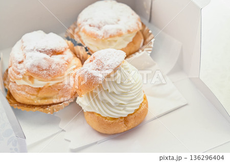 定番スイーツ　シュークリーム 136296404