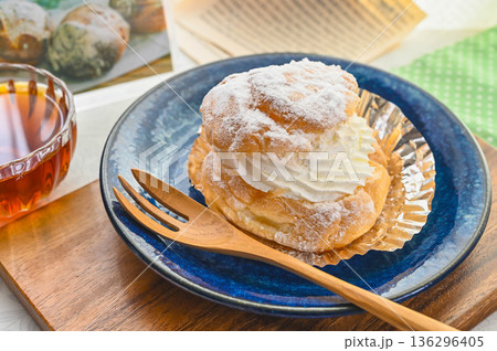 定番スイーツ　シュークリーム 136296405