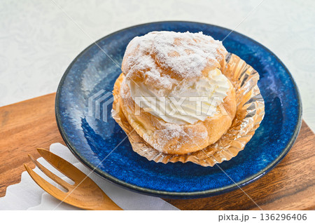 定番スイーツ　シュークリーム 136296406