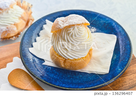 生クリームたっぷりシュークリーム 136296407