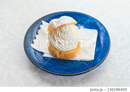 生クリームたっぷりシュークリーム 136296409