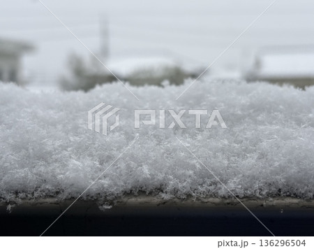 手すりに積もった雪 136296504