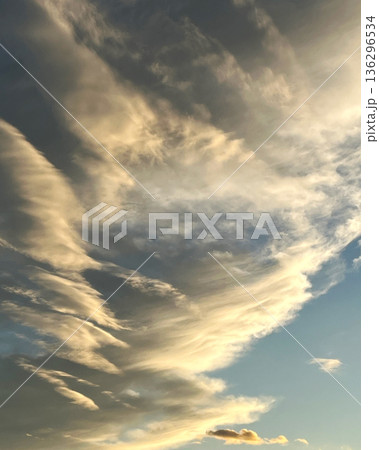 強風の日、夕暮れ時の絵画のような雲 136296534