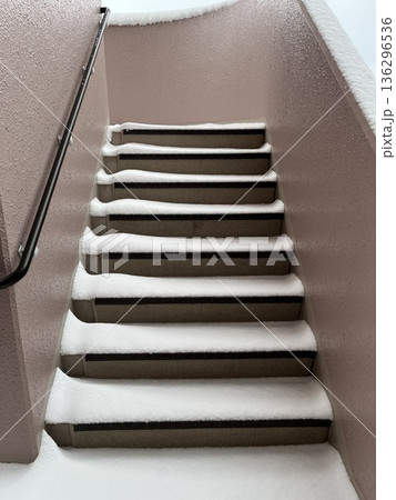 雪が積もったマンションの階段 136296536