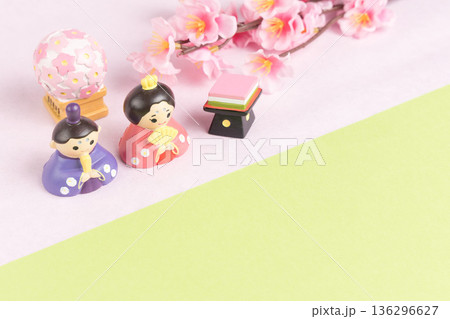 ピンクと黄緑背景に雛人形と桃の花 ピンクと黄緑背景に雛人形と桃の花 136296627