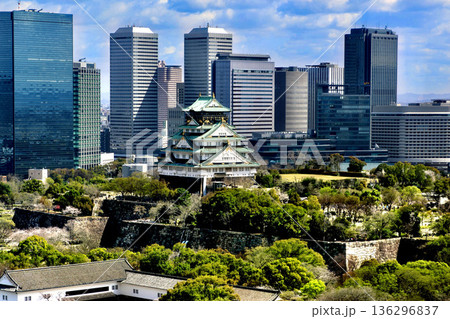 大阪城・ビル群とお城（大阪府・大阪市） 136296837