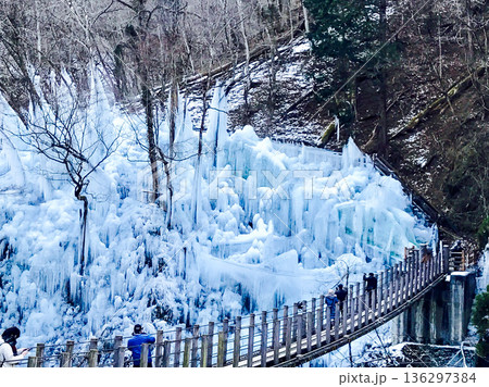 秩父・尾ノ内渓谷の氷柱と吊り橋の冬景色(埼玉県) 秩父・尾ノ内渓谷の氷柱と吊り橋の冬景色(埼玉県) 136297384