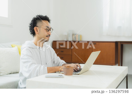 パソコンを操作する男性 136297598