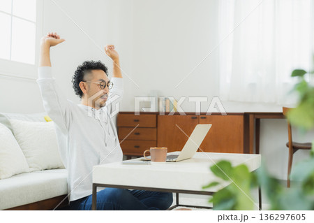 パソコンを操作する男性 136297605