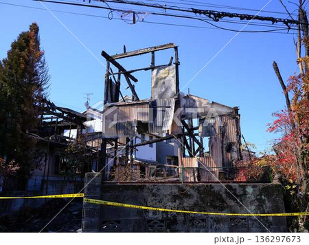火災で焼けた民家　火事 136297673