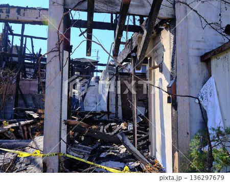 火災で焼けた民家 火事 火災で焼けた民家 火事 136297679