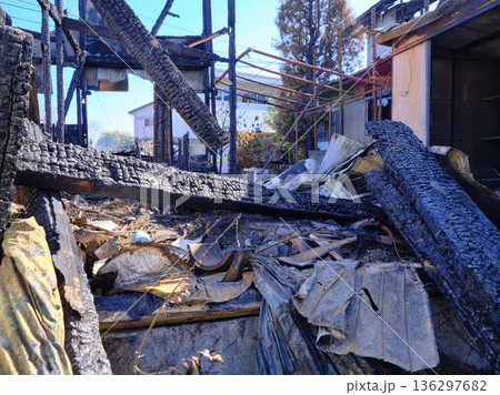 火災で焼けた民家 火事 火災で焼けた民家 火事 136297682