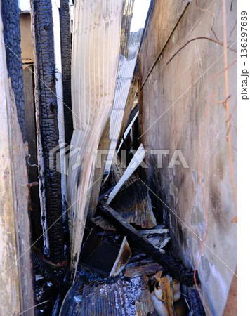 火災で焼けた民家 火事 火災で焼けた民家 火事 136297689