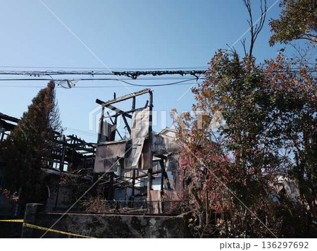 火災で焼けた民家 火事 火災で焼けた民家 火事 136297692