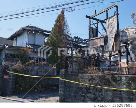 火災で焼けた民家　火事 136297693