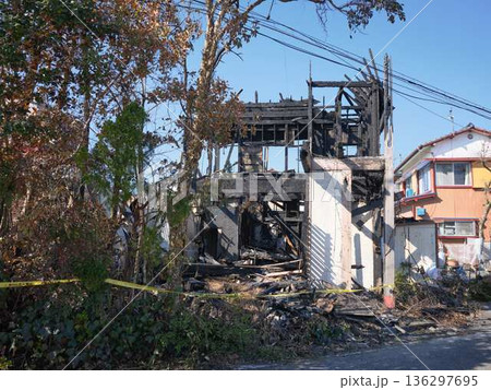 火災で焼けた民家　火事 136297695