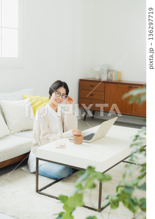 自宅でパソコンを見る女性 136297719