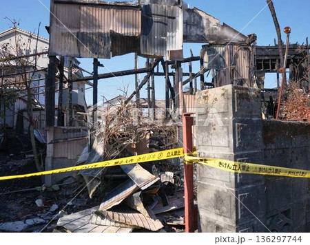火災で焼けた民家　火事 136297744