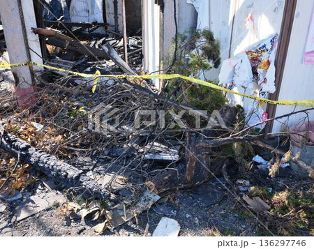 火災で焼けた民家　火事 136297746