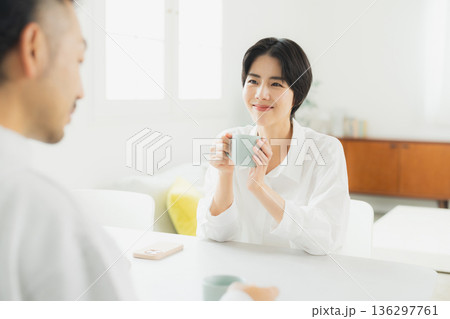 コーヒーを飲むカップル コーヒーを飲むカップル 136297761