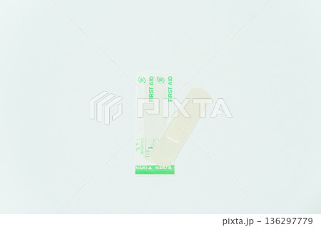個包装から出した絆創膏とパッケージ 136297779