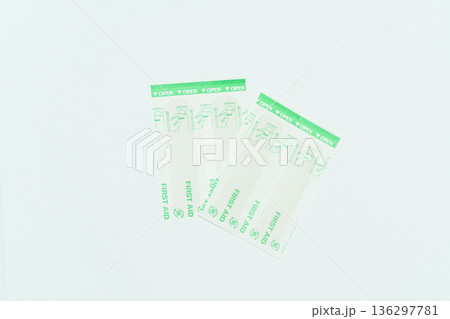 個包装の絆創膏（衛生用品） 136297781