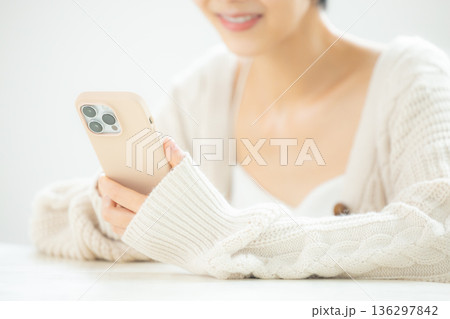 スマホを見る女性 スマホを見る女性 136297842