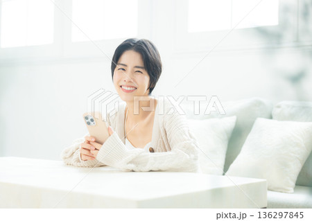 スマホを見る女性 スマホを見る女性 136297845