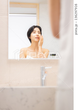 若い女性のスキンケア 136297916