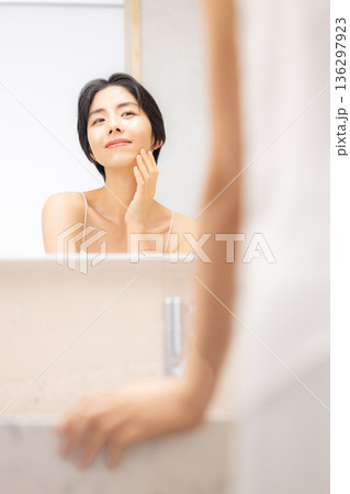 若い女性のスキンケア 136297923