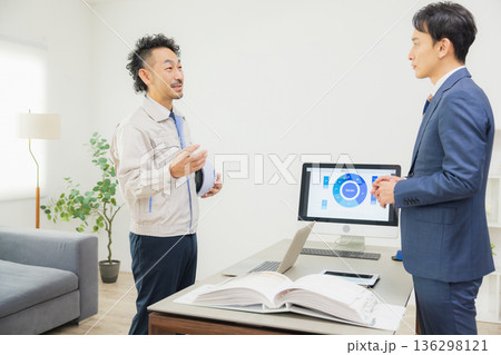 会社で資料を見ながら打ち合わせするエンジニア 会社で資料を見ながら打ち合わせするエンジニア 136298121