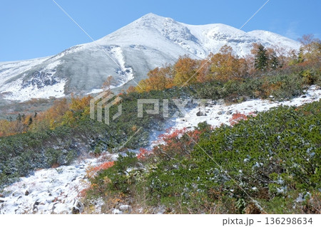 乗鞍岳を彩る三段紅葉　初雪と紅葉が重なる秋の山景色 136298634