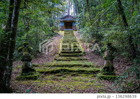 若宮神社の参道の風景（出水市長島町） 136298639