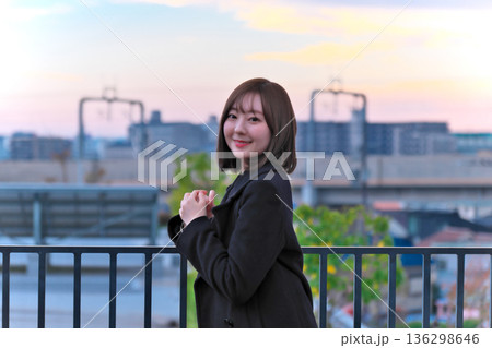 屋上に立つ若い女性 136298646