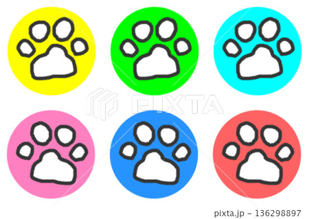 可愛い動物や野生動物が歩いた跡の肉球型の足跡イラスト 136298897