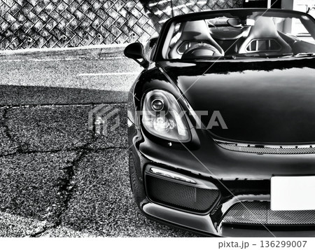 艶々の黒いオープンカー 136299007