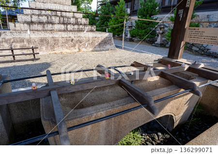 吉備津彦神社の手水場の風景（岡山市北区） 136299071