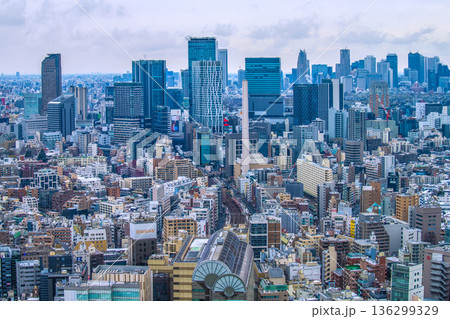 日本の東京都市景観寒波襲来。凍てつく渋谷や電車…屋上や屋根などには残雪…冷えこむ日本経済…＝8日 136299329