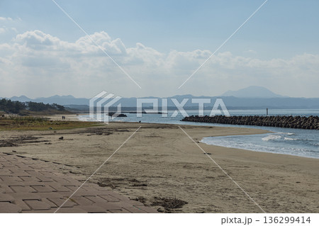日本 島根県出雲市大社町の稲佐の浜の風景 日本 島根県出雲市大社町の稲佐の浜の風景 136299414