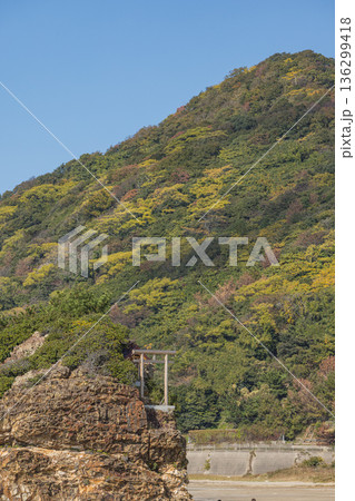 日本　島根県出雲市大社町の稲佐の浜にある弁天島と沖御前神社 136299418
