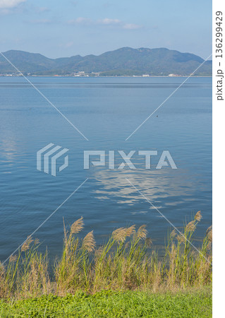 日本 島根県松江市玉湯町にあるふれあいパークから眺める宍道湖 日本 島根県松江市玉湯町にあるふれあいパークから眺める宍道湖 136299429