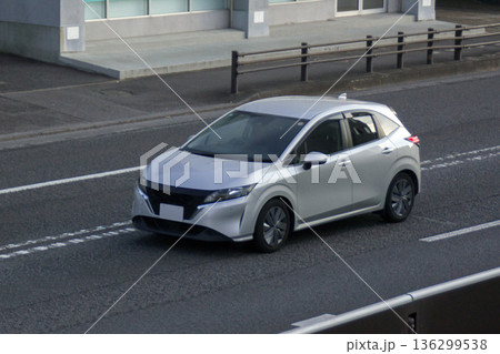 コンパクトカー　道路走行中 136299538