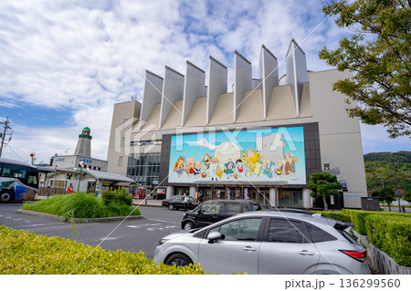 境港駅と妖怪巨大壁画の風景（境港市） 136299560