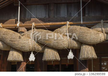 日本　島根県出雲市大社町にある出雲大社の拝殿のしめ縄 136299599