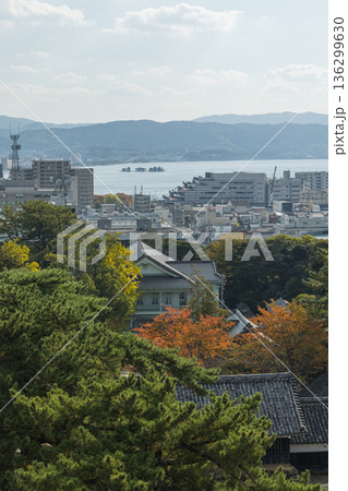 日本　島根県松江市殿町にある現存天守で国宝の松江城の天守閣から眺める街並みと宍道湖 136299630