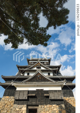 日本　島根県松江市殿町にある現存天守で国宝の松江城の天守閣 136299633