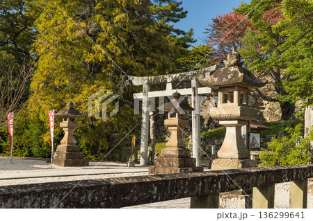 日本 島根県松江市殿町にある現存天守で国宝の松江城の二の丸にある松江神社 日本 島根県松江市殿町にある現存天守で国宝の松江城の二の丸にある松江神社 136299641