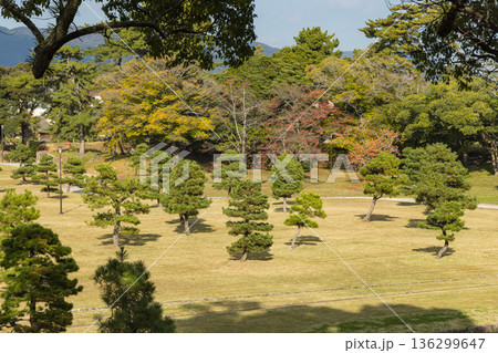 日本 島根県松江市殿町にある現存天守で国宝の松江城の城郭内の風景 日本 島根県松江市殿町にある現存天守で国宝の松江城の城郭内の風景 136299647